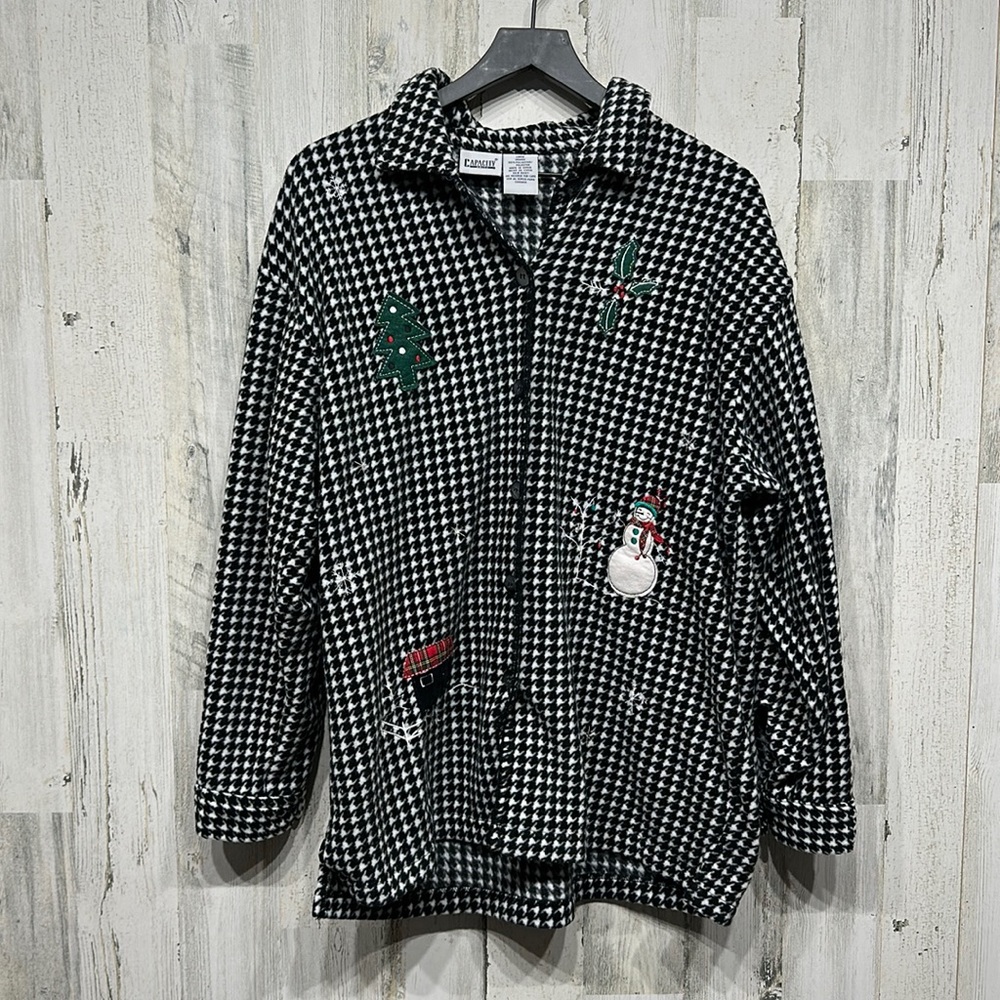 Women’s Capacity Holidays fleece button down Size Large- excellent condition!